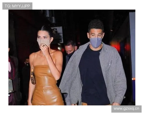 德文·布克球场外的生活跟普通人差太多，连买个冰激凌都像在拍电影